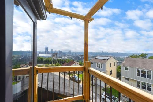 un balcon avec vue sur la ville dans l'établissement Yinz Retreat, Above the City, à Pittsburgh