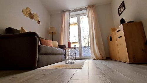 Altstadt-Idylle mit Balkon und Parkplatz