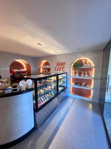 a fast food restaurant with a counter and an amoco cafe at View 462 Só para você! in Brasilia
