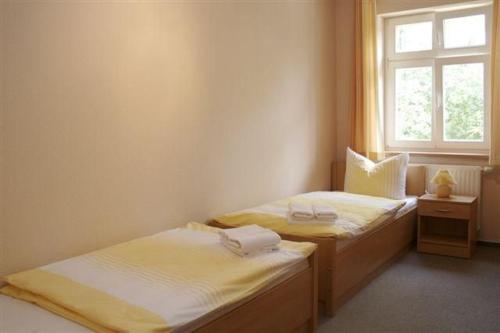 Un pat sau paturi într-o cameră la Nette Wohnung In Rheinsberg Mit Balkon Und Seeblick