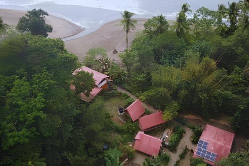 ヌキにあるParaíso con playas vírgenes & selvas en "Nuqui"のビーチや木々のあるリゾートの空中ビュー
