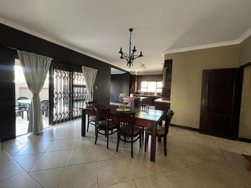 Χώρος καθιστικού στο Fourways Luxe 5-Bed Home