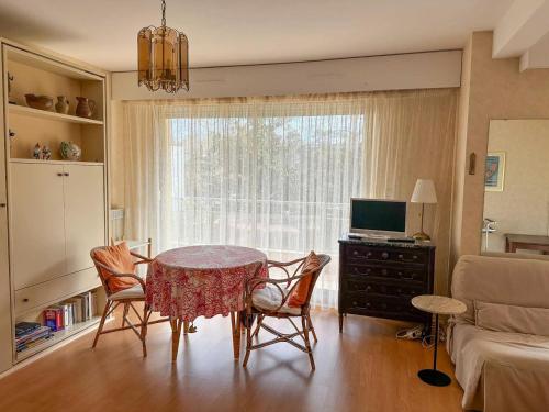un salon avec une table et des chaises et une chambre dans l'établissement Résidence Caravelle - Arcachon Pereire - Studio avec accès direct à la plage MAE-8344, à Arcachon
