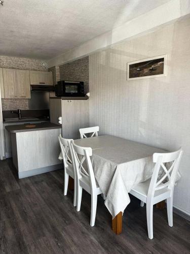 une cuisine avec une table et des chaises dans une pièce dans l'établissement Résidence La Goëlette - T1 fonctionnel avec parking, proche gare et plage MAE-9224, à Arcachon