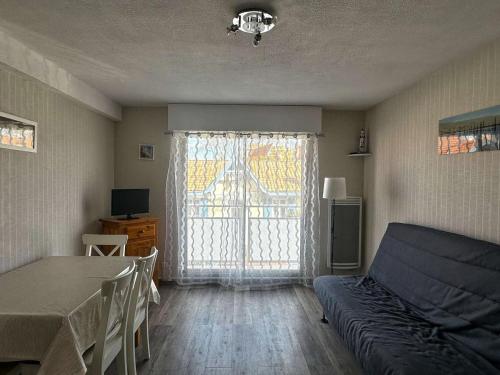 une chambre avec un lit, une table et une fenêtre dans l'établissement Résidence La Goëlette - T1 fonctionnel avec parking, proche gare et plage MAE-9224, à Arcachon