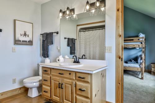 un baño con lavabo e inodoro en Southern Views, en Jasper