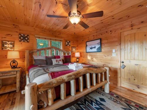 Ένα ή περισσότερα κρεβάτια σε δωμάτιο στο Soaring Hawk Lodge 15 Minutes Downtown Blue Ridge