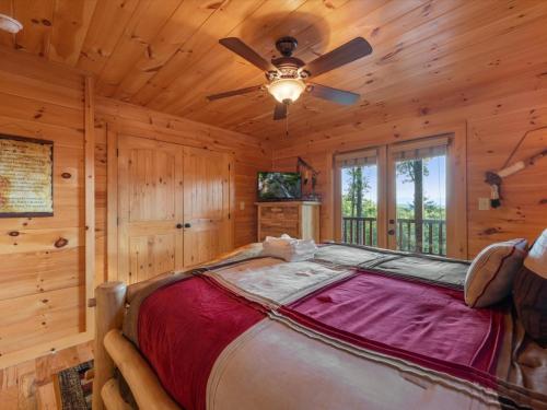 Ένα ή περισσότερα κρεβάτια σε δωμάτιο στο Soaring Hawk Lodge 15 Minutes Downtown Blue Ridge