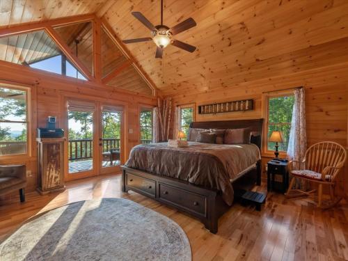 Ένα ή περισσότερα κρεβάτια σε δωμάτιο στο Soaring Hawk Lodge 15 Minutes Downtown Blue Ridge