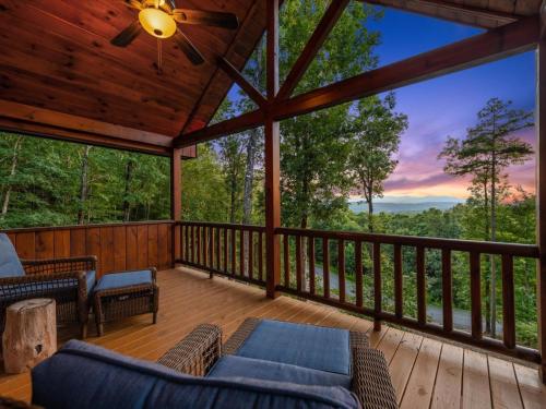 Μπαλκόνι ή βεράντα στο Soaring Hawk Lodge 15 Minutes Downtown Blue Ridge