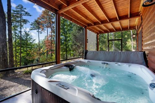 Φωτογραφία από το άλμπουμ του Soaring Hawk Lodge 15 Minutes Downtown Blue Ridge σε Morganton