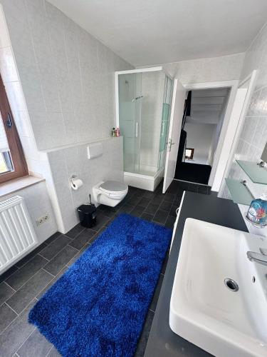 Bilik mandi di Duplex Schlafzimmer in Haus