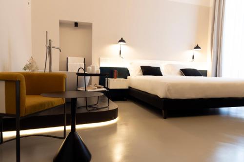Postel nebo postele na pokoji v ubytování Adaram Suites