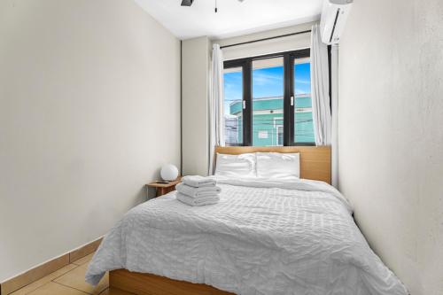 Llit o llits en una habitació de Loíza Luxe