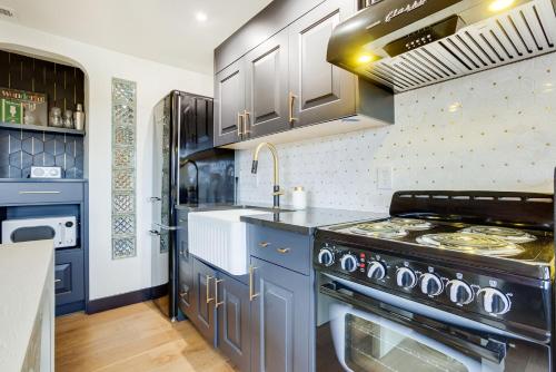 Кухня или мини-кухня в The Armstrong at The Louie Boutique Motel, Walk to Everything! Dog Friendly!
