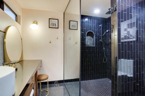 Ванная комната в The Armstrong at The Louie Boutique Motel, Walk to Everything! Dog Friendly!
