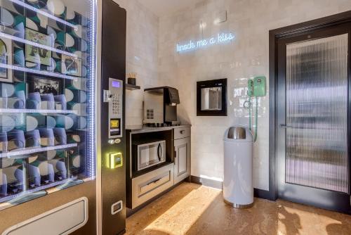 Кухня или мини-кухня в The Armstrong at The Louie Boutique Motel, Walk to Everything! Dog Friendly!
