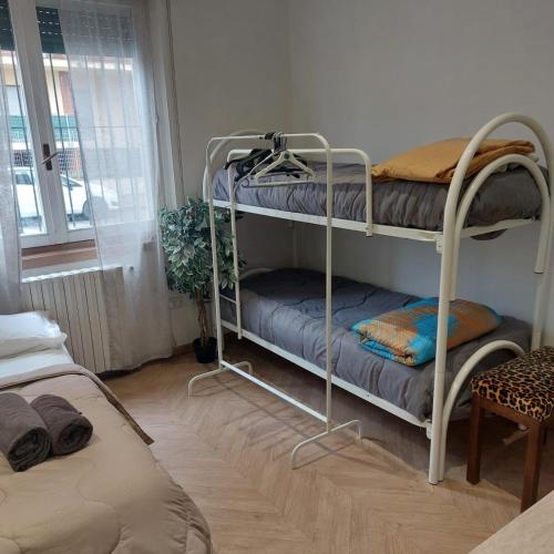 a room with two bunk beds and a window at Doberdó in Milan