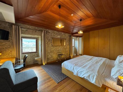Кровать или кровати в номере Hotel Rural Alves - BRAGA - Casa Alves de Torneiros