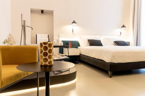 Postel nebo postele na pokoji v ubytování Adaram Suites