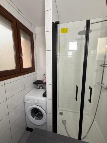 a bathroom with a washing machine and a washer at MonnaLisa in Périgueux