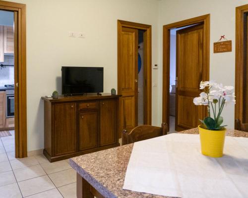 a living room with a television on a cabinet at Casa Elena in Castiglione in Teverina
