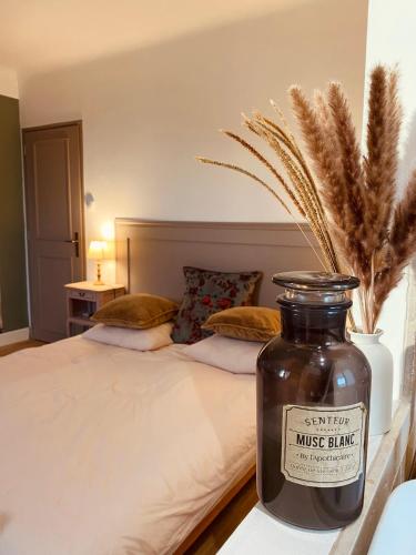 - une chambre avec un lit et une couverture musicale dans l'établissement Mas Belvega, à La Baume-de-Transit