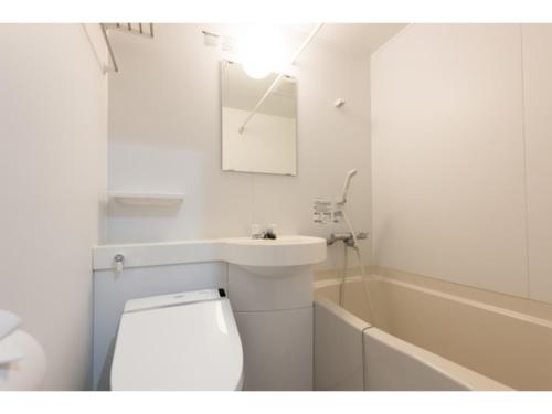 石巻市にあるHotel M&K Ishinomaki - Vacation STAY 54483vのトイレ、洗面台、浴槽を備えたバスルーム