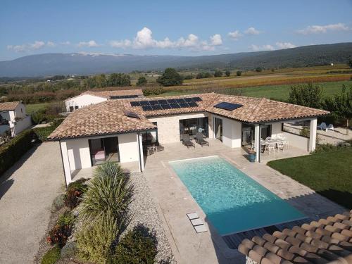 une vue aérienne d'une maison avec piscine dans l'établissement Villa with pool in Provence bij de Mont Ventoux, à Blauvac
