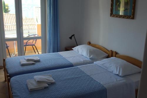Un dormitorio con una cama con dos toallas encima. en Apartments Bovan, en Herceg-Novi