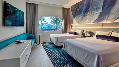 Кровать или кровати в номере Universal's Terra Luna Resort
