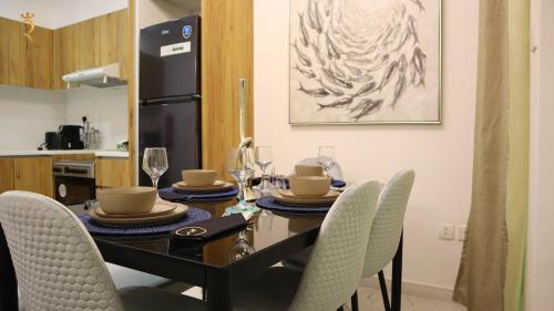 Kuchyň nebo kuchyňský kout v ubytování Greywood Oasis 2BR Elegant Retreat Near Masdar Park & City Centre Masdar