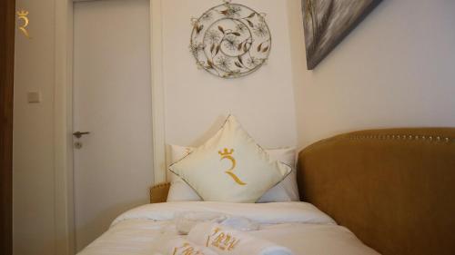 Postel nebo postele na pokoji v ubytování Greywood Oasis 2BR Elegant Retreat Near Masdar Park & City Centre Masdar
