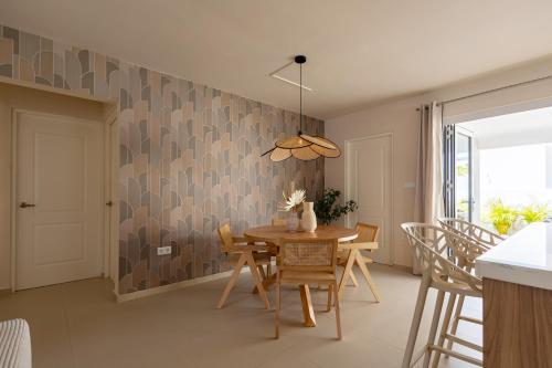 a dining room with a wooden table and chairs at Luxe nieuwbouw villa toplocatie in Jan Thiel in Jan Thiel