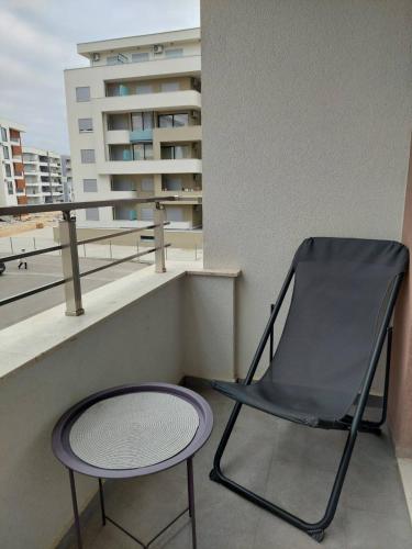 krzesło i stolik na balkonie w obiekcie TiN Apartment w Ulcinju