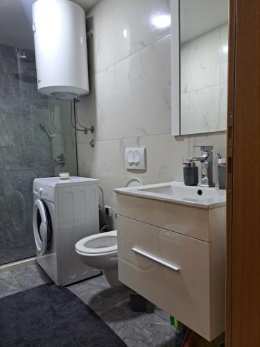 Ванна кімната в TiN Apartment