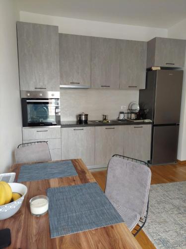 TiN Apartment في أولتسينج: مطبخ به طاولة خشبية وغرفة طعام