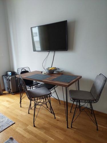 Телевізор і / або розважальний центр в TiN Apartment