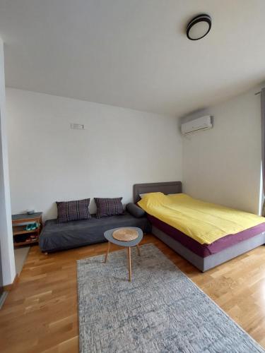 Llit o llits en una habitació de TiN Apartment