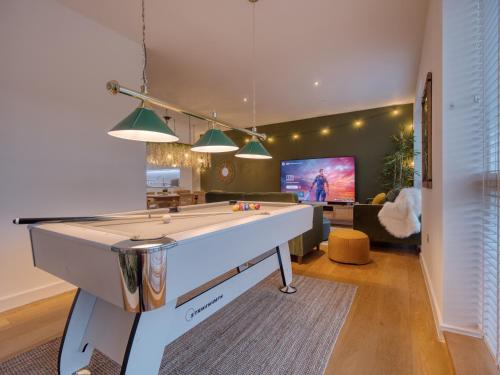 a living room with a pool table and a tv at Cambridge - hot tub, sauna, parking, pool table in Trumpington