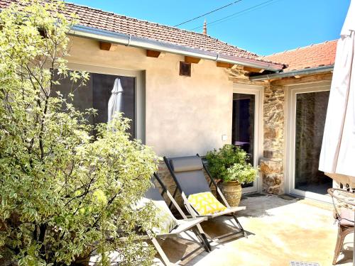 ein Stuhl auf einer Terrasse vor einem Haus in der Unterkunft Casa 5A - Refúgio Intimo e privado com design e pátio acolhedor in Oliveira do Mondego