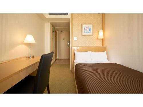 東京にあるThe OneFive Tokyo Kameido - Vacation STAY 64559vのベッドと机があるホテルの部屋