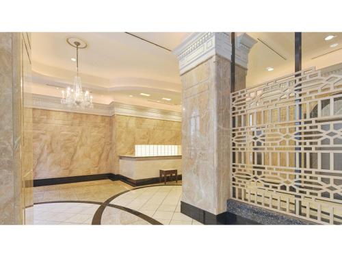 東京にあるThe OneFive Tokyo Kameido - Vacation STAY 64621vのシャンデリアのある建物のロビー
