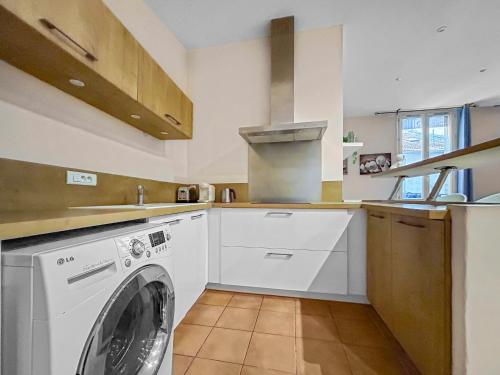 a kitchen with a washer and a washing machine at Séjour authentique en plein centre d Avignon in Avignon