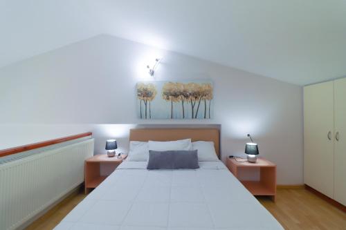 A bed or beds in a room at Dreamy Apartments Corfu