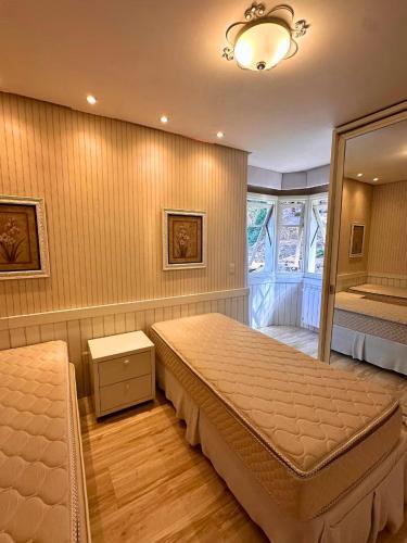 グラマドにあるApto na Borges de Medeirosの大きなベッドと鏡のある寝室