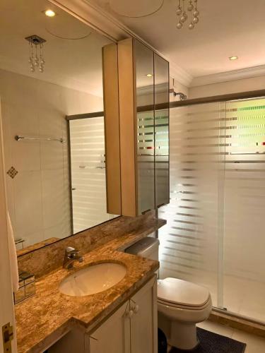 グラマドにあるApto na Borges de Medeirosの洗面台、トイレ、鏡のあるバスルーム