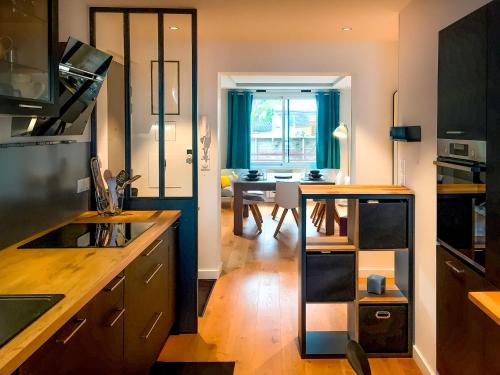 une cuisine avec une table et une salle à manger dans l'établissement Bel appartement lumineux Vannes centre, à Vannes