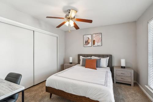 アーリントンにあるStratton 205-v I Spacious 1 Bed 1 Bathのベッドと天井扇風機のある寝室