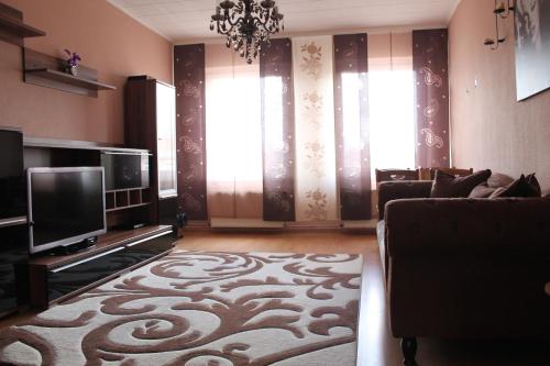 a living room with a couch and a television at BS Business Travelling Hannover City in Hannover